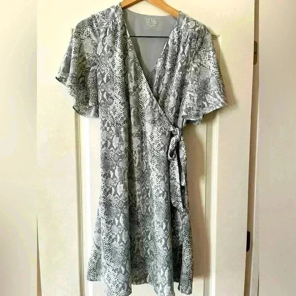 EUC Time & Tru Snakeskin Gray Midi Women’s Size Small (4-6)